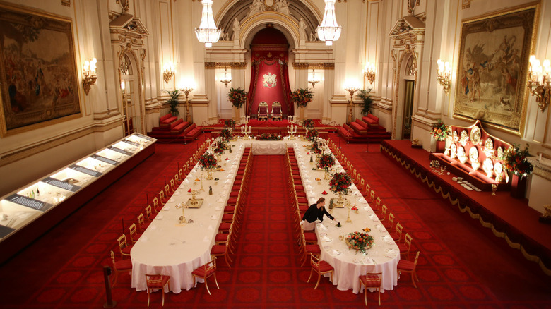 Buckingham Palace banquet room set up