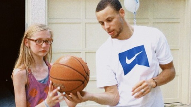 Cameron Brink poses with Steph Curry