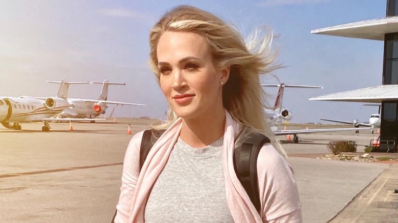 Carrie Underwood poses at an airport