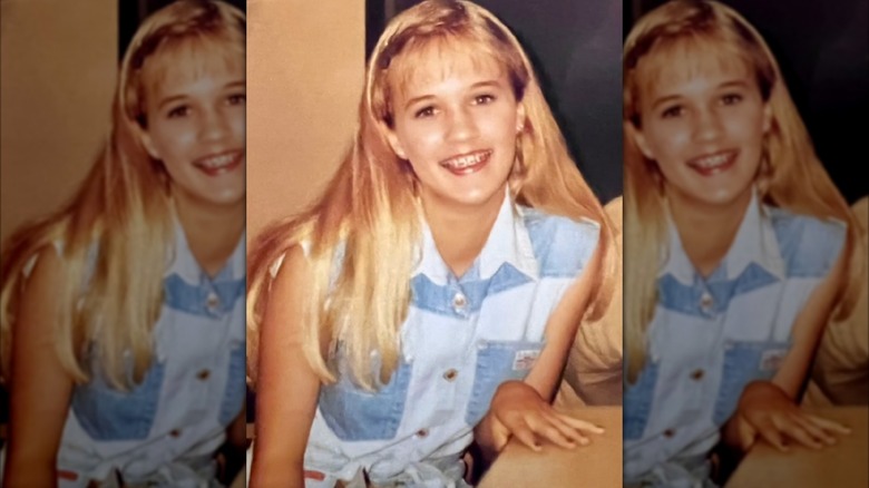 Teen Carrie Underwood smiles in braces