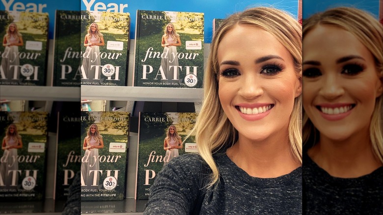 Carrie Underwood takes selfie with her fitness book