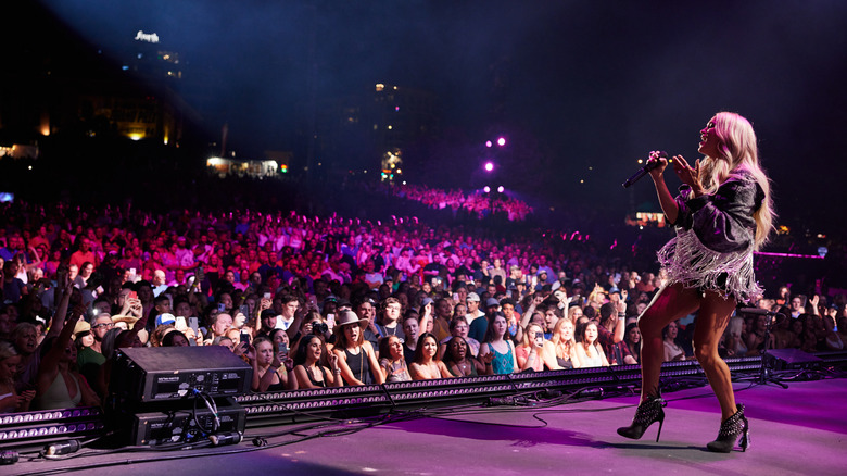 Carrie Underwood singing on stage to an audience