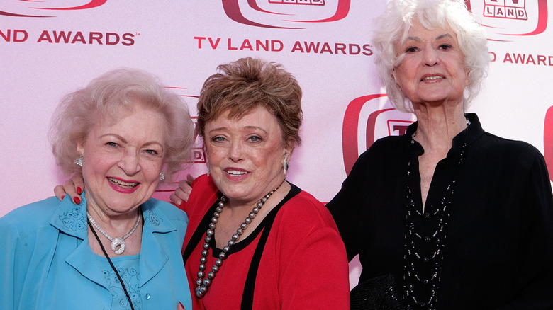 Betty White, Rue McClanahan, Beatrice Arthur posing on red carpet