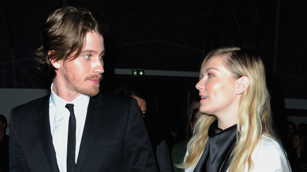 Garrett Hedlund glancing over at Kirsten Dunst 