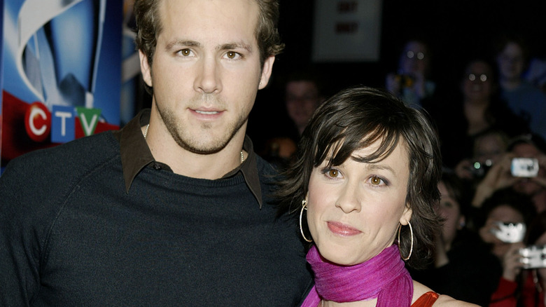 Ryan Reynolds and Alanis Morissette posing together