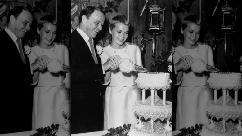 Frank Sinatra and Mia Farrow cutting their wedding cake