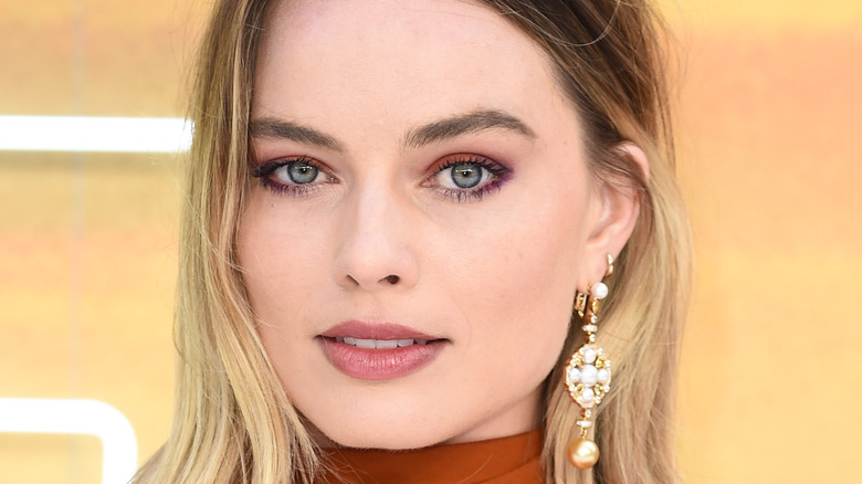 Margot Robbie drop earrings