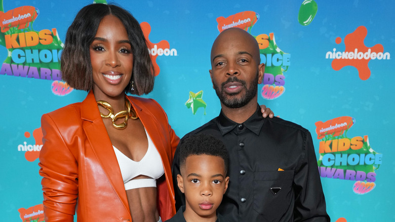 Kelly Rowland posing with family