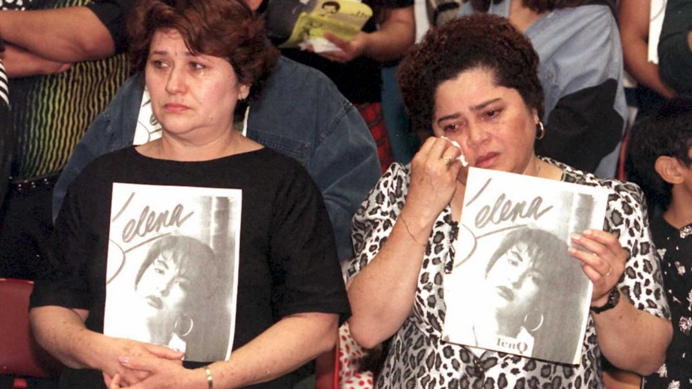 Fans Mourning Selena Quintanilla Perez