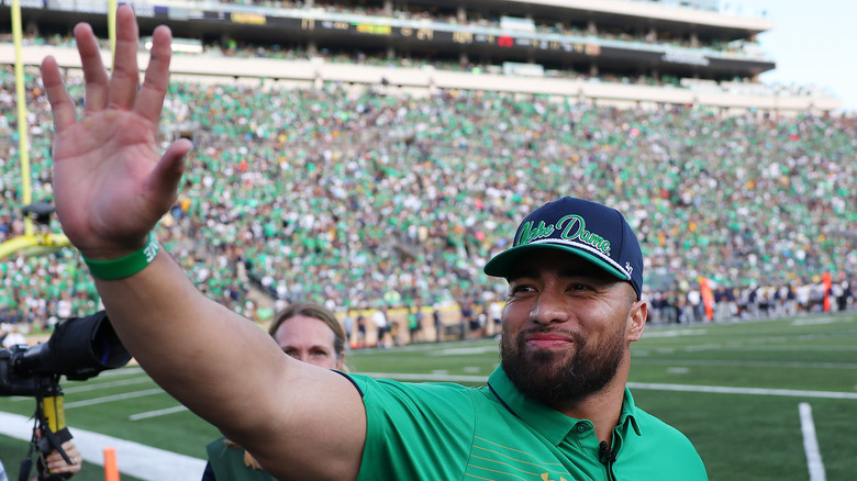 Manti Te'O waving at a crowd