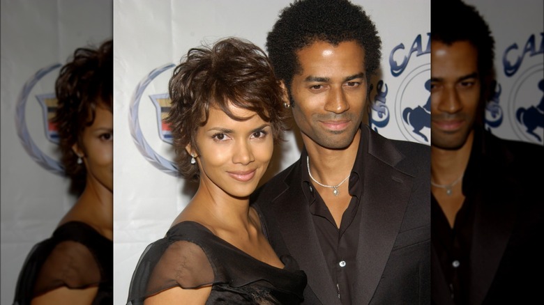 Halle Berry and Eric Benét posing