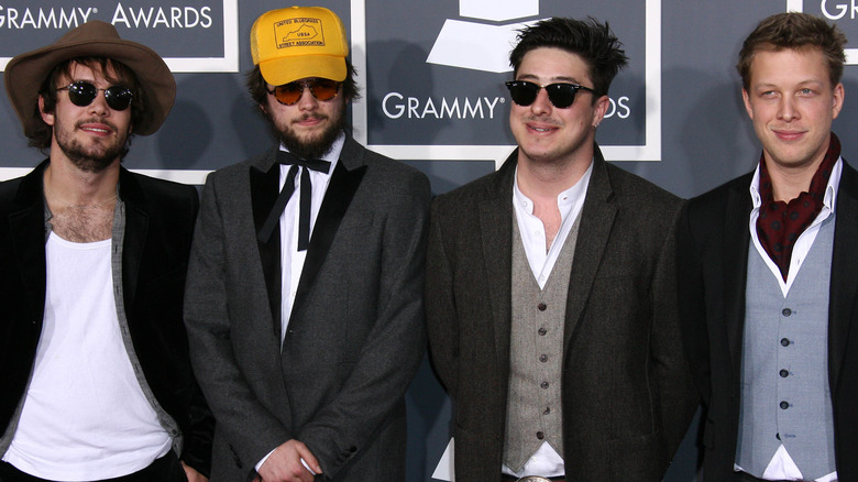 Mumford & Sons posing at the Grammy awards