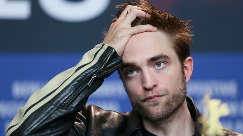 Robert Pattinson hand in hair