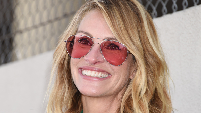 Julia Roberts wears pink sunglasses 