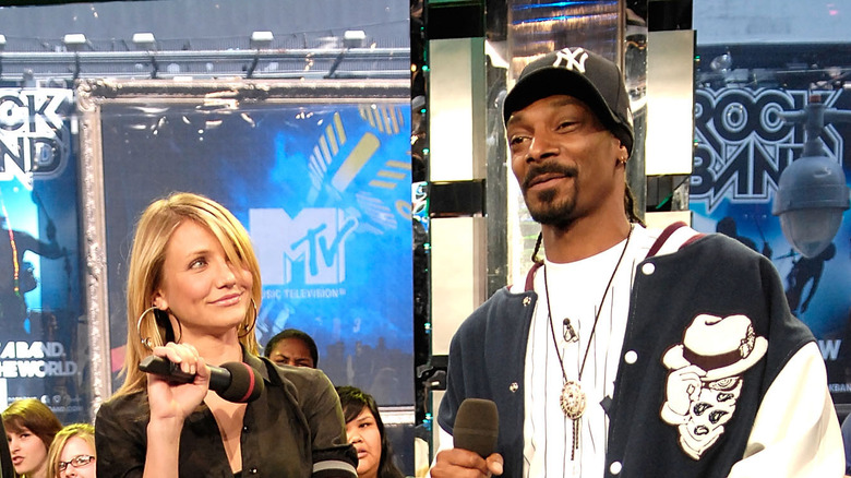 Cameron Diaz looking at Snoop Dogg