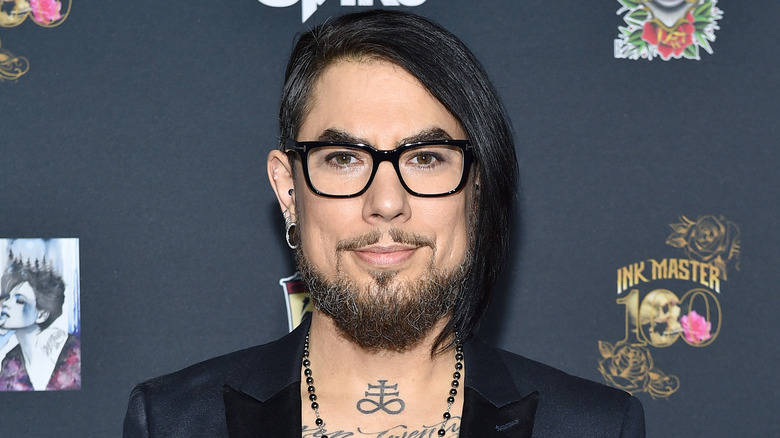 Dave Navarro posing