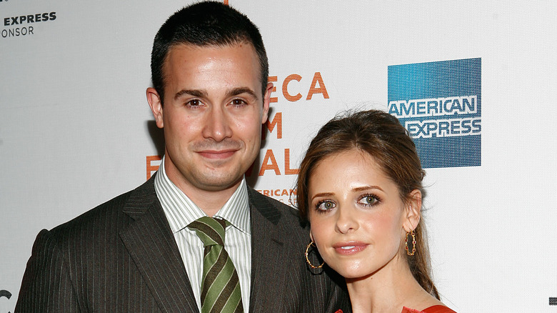 Freddie Prinze Jr. and Sarah Michelle Gellar at an event