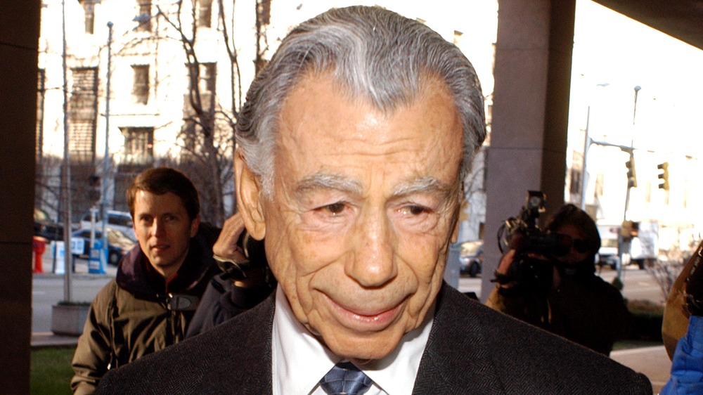 Kirk Kerkorian surrounded by press