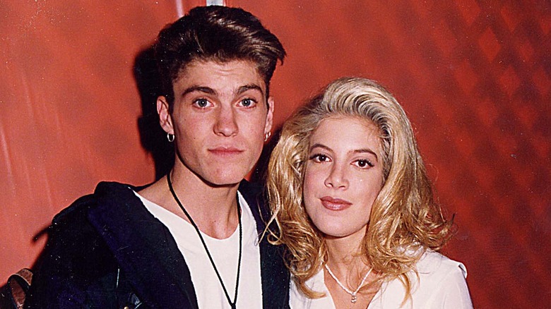 A young Brian Austin Green and Tori Spelling posing at an event