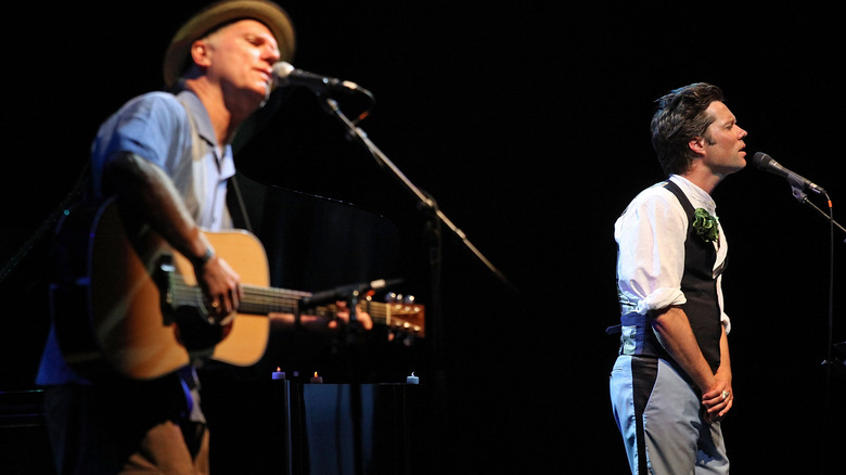 Rufus and Loudon Wainwright performing 