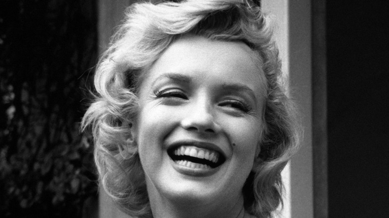 Marilyn Monroe smiiling for a photo