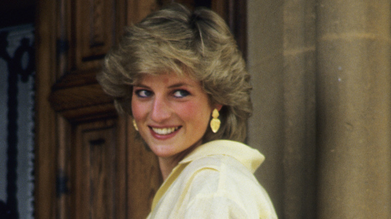 Princess Diana smiing at photographers