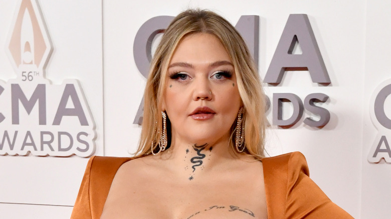 Elle King posing for pictures