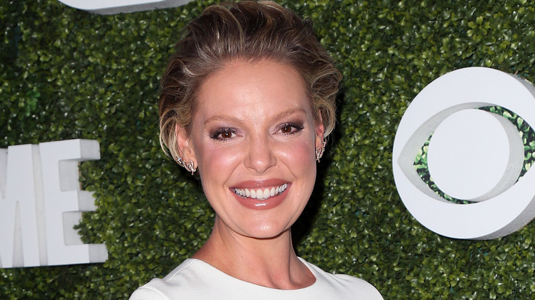 Katherine Heigl smiling while pregnant