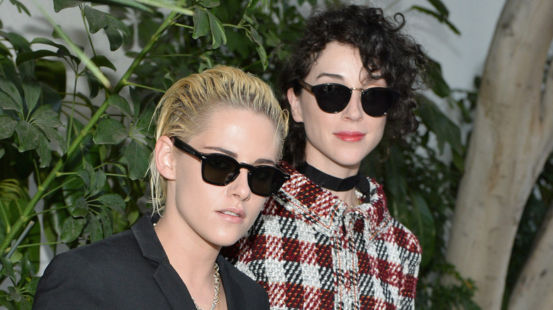 Kristen Stewart and St. Vincent posing 