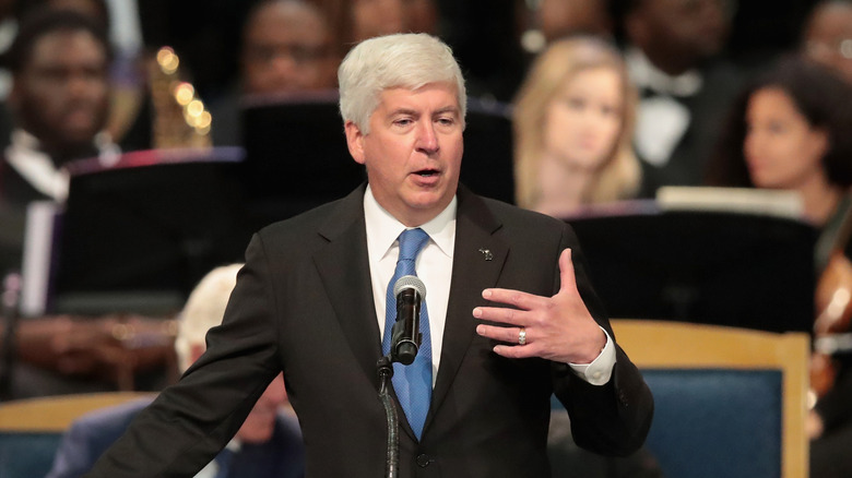 Rick Snyder speaking at a funeral