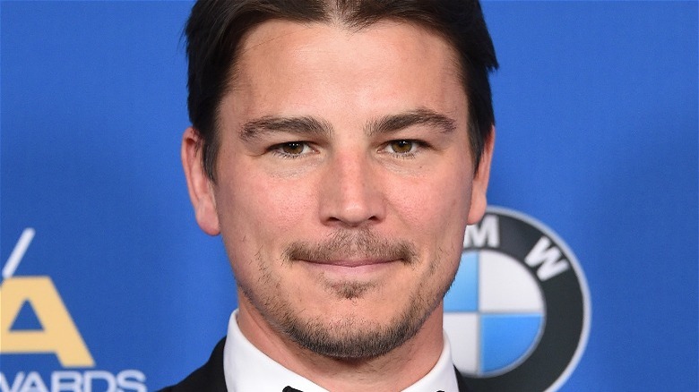 Josh Hartnett in front of a blue background