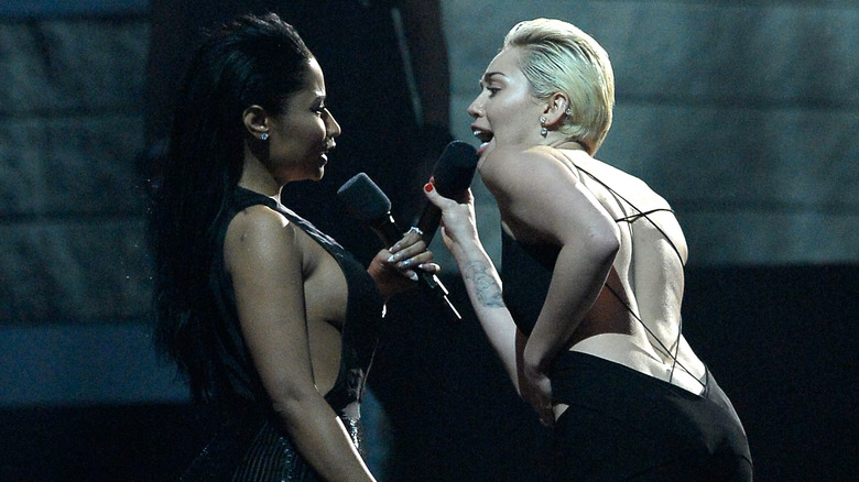 Miley Cyrus gesturing at Nicki Minaj