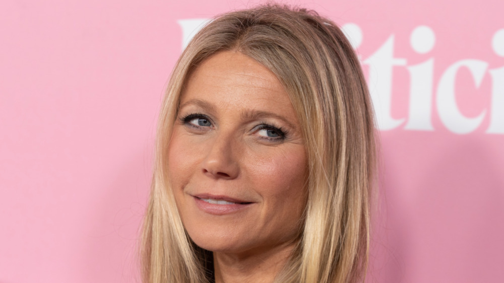 Gwyneth Paltrow posing for cameras