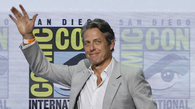 Hugh Grant waving at Comic Con