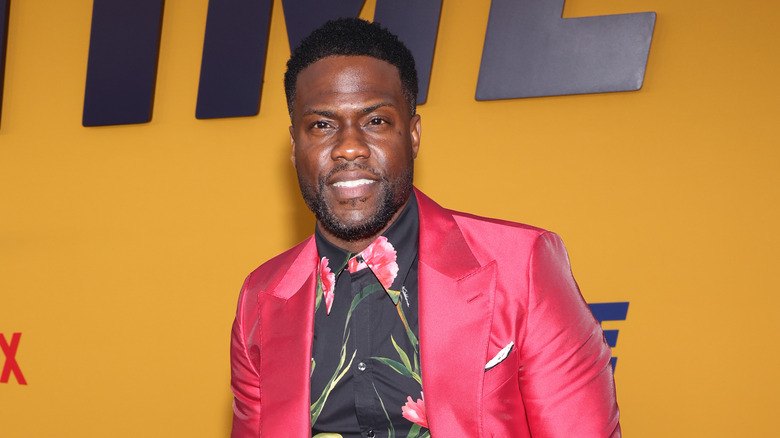 Kevin Hart wearing pink suit, posing