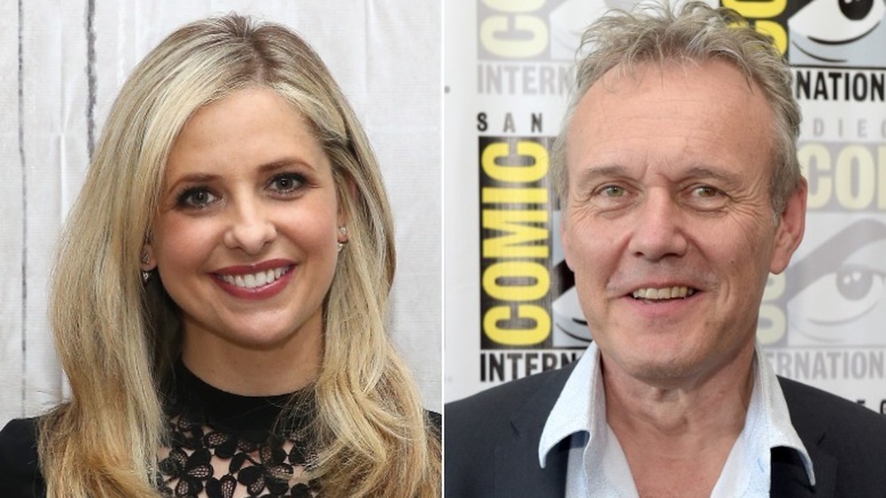 Sarah Michelle Gellar smiling (left), Anthony Head smiling (right)