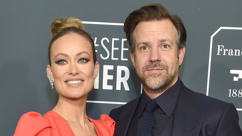 Olivia Wilde and Jason Sudeikis posing