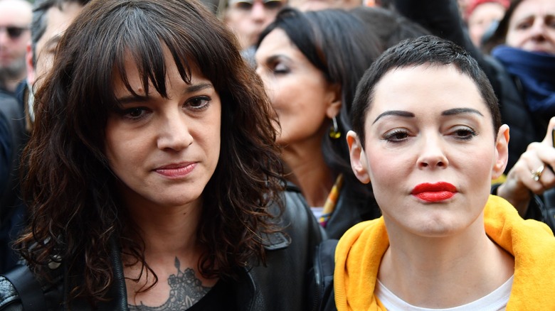 Asia Argento and Rose McGowan standing outside