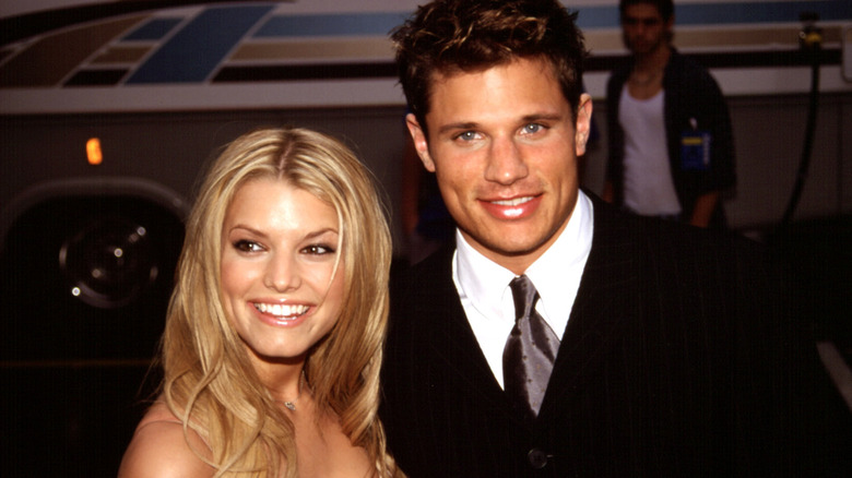 Jessica Simpson and Nick Lachey posing for cameras