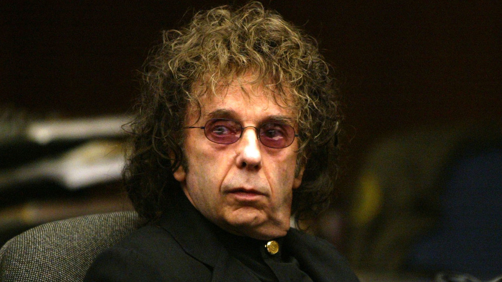 Phil Spector looking at jury