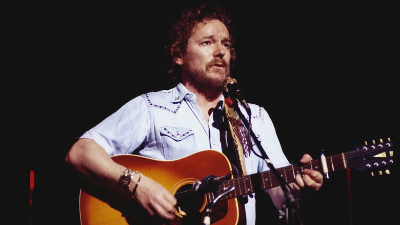 Gordon Lightfoot performing