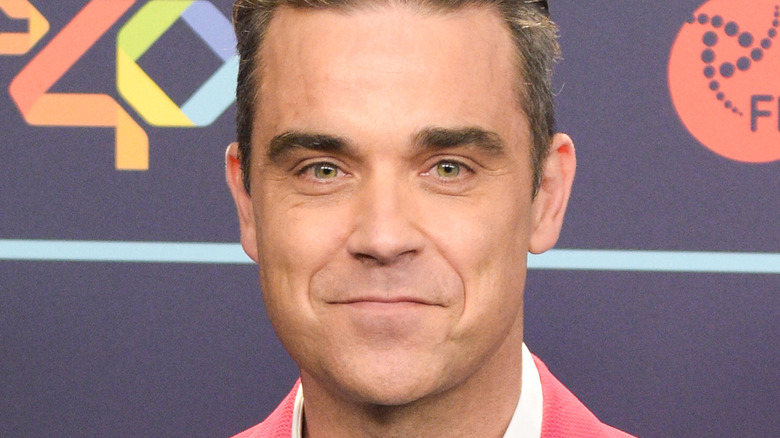 Robbie Williams smiling at red carpet
