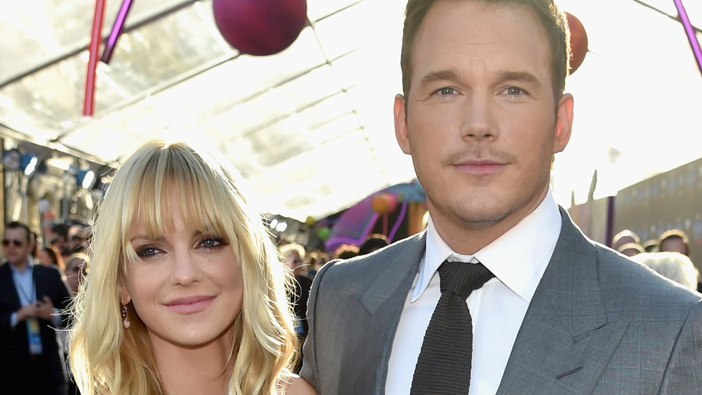 Anna Faris and Chris Pratt posing together