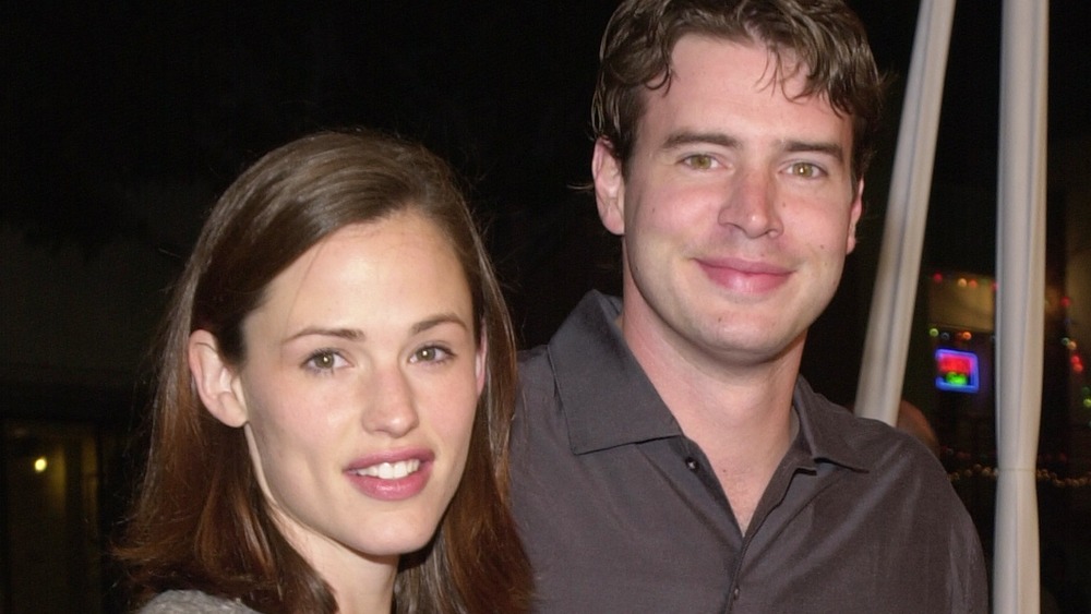 Jennifer Garner and Scott Foley looking at camera