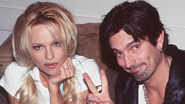 Pamela Anderson Tommy Lee posing