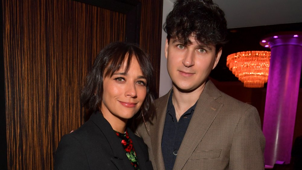 Rashida Jones Ezra Koenig, smiiling