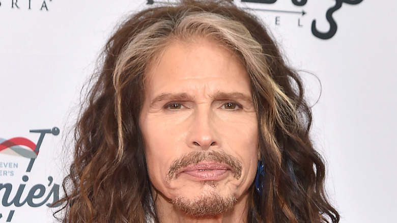 Steven Tyler posing for cameras