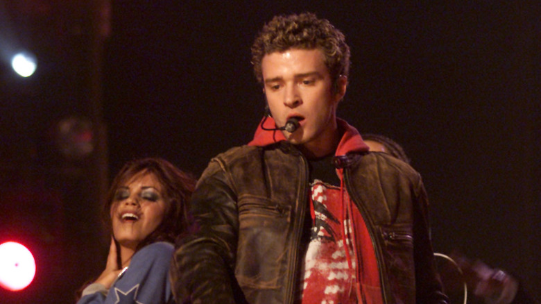 Jenna Dewan dancing behind a singing Justin Timberlake on stage