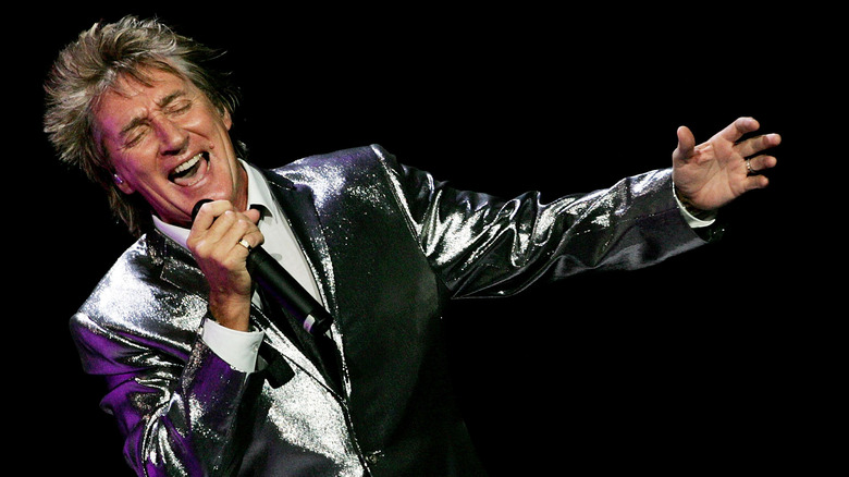 Rod Stewart singing on stage