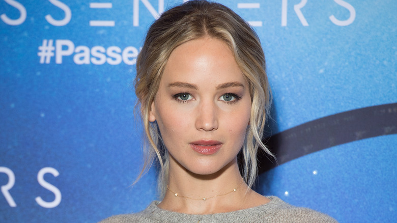 Jennifer Lawrence posing at Passengers premiere